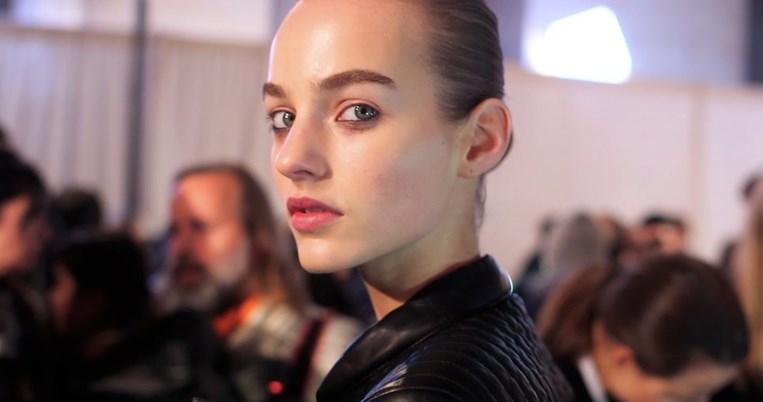 O πονηρός τρόπος να βάψεις τα φρύδια σου χωρίς να το καταλάβει κανείς