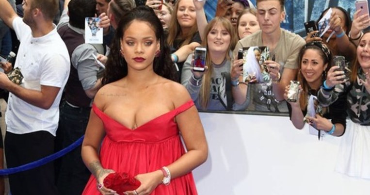 Η απίστευτη δημόσια απάντηση της Rihanna σε όσους σχολιάζουν τα επιπλέον κιλά της