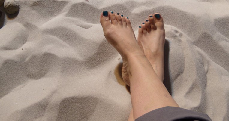 Αυτό είναι το φοβερό κόλπο που διώχνει την άμμο από τα πόδια 