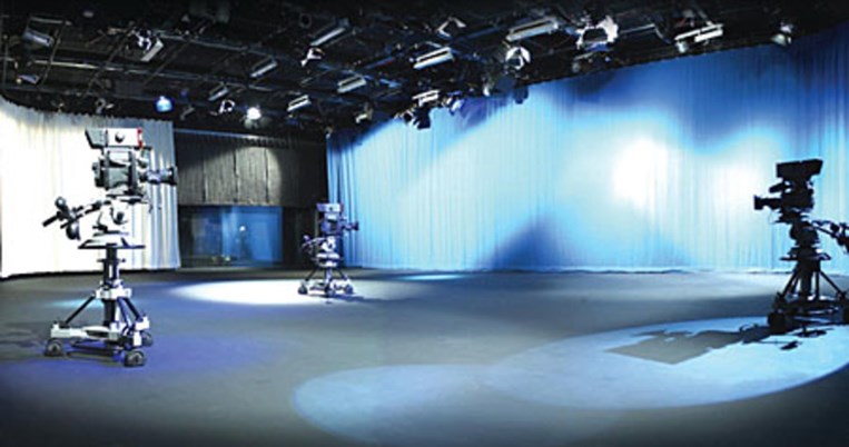 Ποιος πετυχημένος σκηνοθέτης επιστρέφει στην τηλεόραση με νέα σειρά;