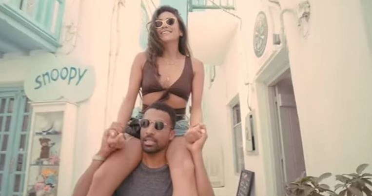 H πρωταγωνίστρια του Pretty Little Liars αποθεώνει την Ελλάδα σε ένα απολαυστικό βίντεο