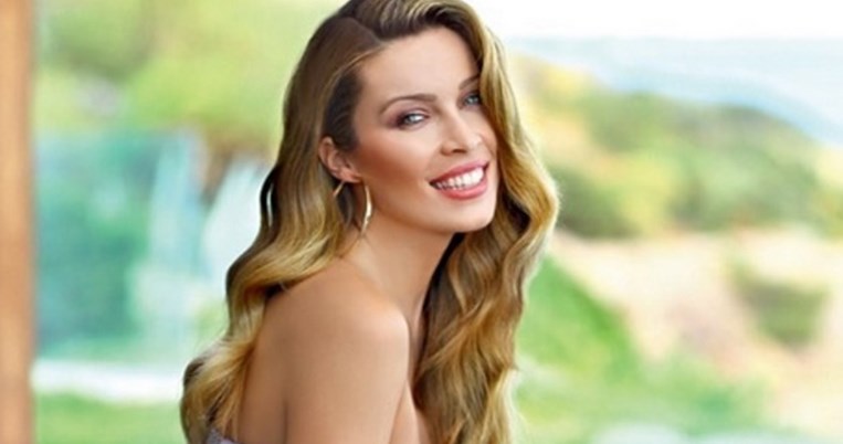 Η εγκυμονούσα Μαριέττα Χρουσαλά χορεύει με το μαγιό της