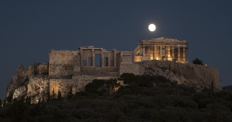 Έμεινες Αθήνα; Δες τι μπορείς να κάνεις εντελώς δωρεάν στην πανσέληνο του Αυγούστου
