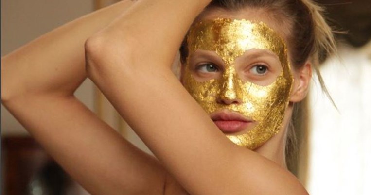 Αυτή είναι η χρυσή μάσκα προσώπου που έχει γίνει το πιο hot καλλυντικό στον κόσμο