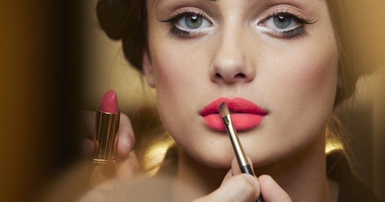 24 αλήθειες που δεν γνώριζες για το πιο αγαπημένο καλλυντικό των γυναικών