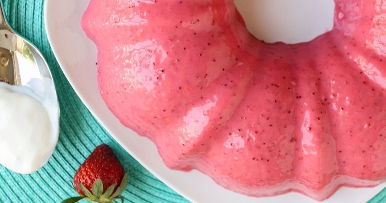 Το πιο λαχταριστό γλυκό ψυγείου στην πιο απολαυστική εκδοχή του: Ζελέ με φράουλες και γιαούρτι 