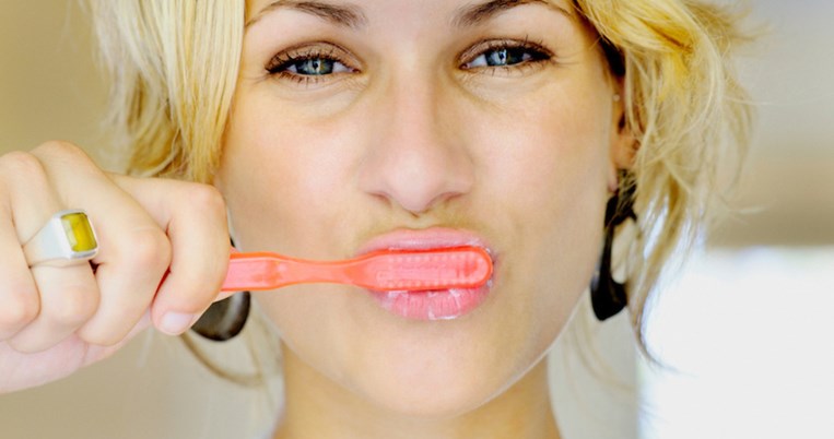 Χαμογελάστε άφοβα: 4 φυσικοί και οικονομικοί τρόποι για να έχετε πάντα λευκά δόντια