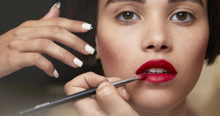 10 θαυματουργά προϊόντα μακιγιάζ κάτω από 10 ευρώ. Αυτά που λατρεύουν οι beauty editors