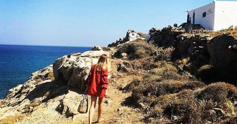 Το φανταζόσουν ότι μπορείς να κάνεις shopping σε μια χίπικη μπουτίκ μέσα στα βράχια χωρίς ρεύμα;