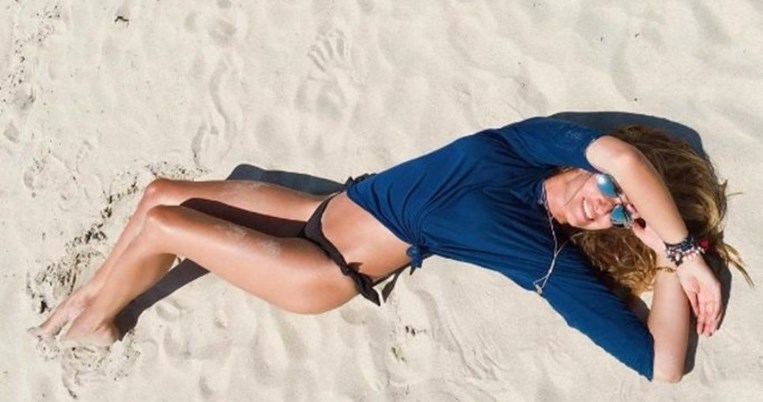 Η Βίκυ Κουλιανού, με μαγιό στην παραλία, αποδεικνύει ότι τα 50 δεν έχουν καμία σημασία  