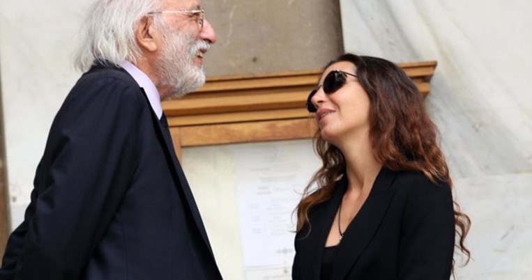 Συγγενείς και φίλοι αποχαιρετούν αυτή τη στιγμή τη Ζωή Λάσκαρη στην τελευταία της παράσταση 