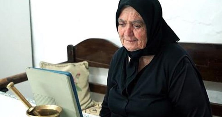 Μετά την Ελληνίδα μάνα ήρθε η Ελληνίδα γιαγιά. Η νέα διαφήμιση για τον ημιμαραθώνιο της Κρήτης