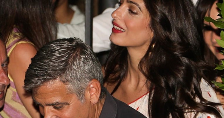 Η Αμάλ Κλούνεϊ φόρεσε το πιο ωραίο φόρεμα με τιράντες στο πιο ζωηρό χρώμα του καλοκαιριού 