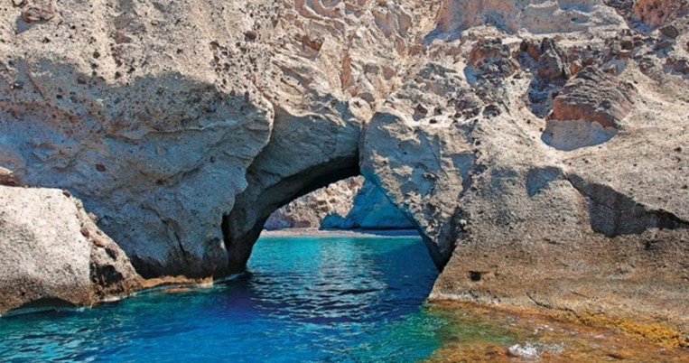 Στο «Νησί της Αιώνιας Κυριακής». Το μικρό νησί των Κυκλάδων με τους 1200 κατοίκους είναι hot spot