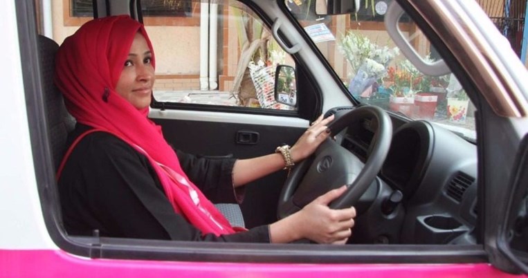 Tα ροζ ταξί στο Πακιστάν οδηγούνται από γυναίκες για γυναίκες αποκλειστικά, προσφέροντας ασφάλεια 