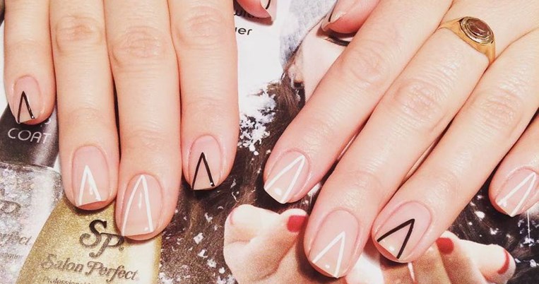 Glass nails trend: Η νέα μίνιμαλ τάση στα νύχια που θα σου πάρει τα μυαλά