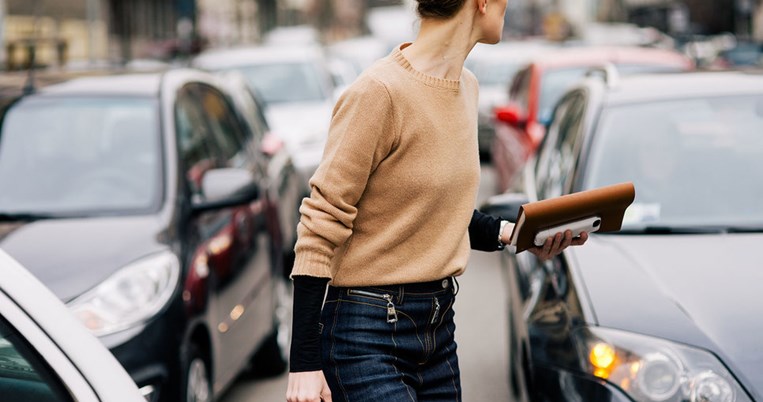 Η αγαπημένη φετινή τάση στα παπούτσια που ταιριάζει τόσο πολύ με τα τζιν είναι σικ και βολική 