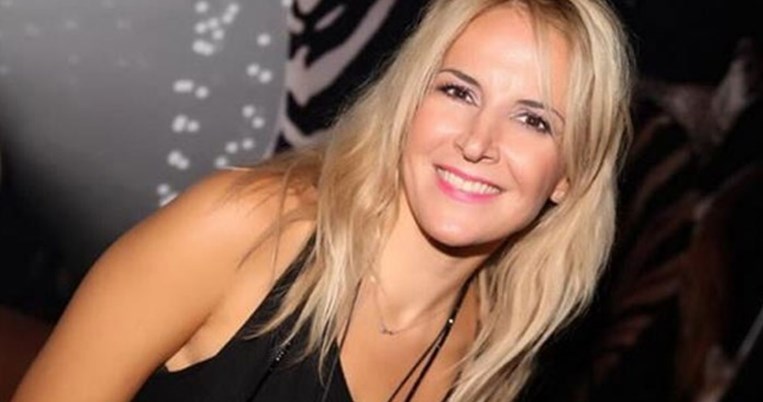 Η Μαρία Ανδρούτσου όμορφη μέσα στο ροζ μπικίνι της αποχαιρετά το καλοκαίρι