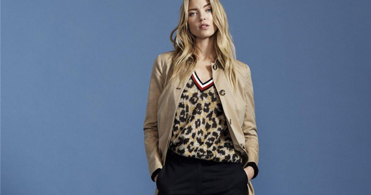 Η νέα γυναικεία σειρά του Tommy Hilfiger πέρασε σε πιο εναλλακτικά μονοπάτια και μας κλείνει το μάτι