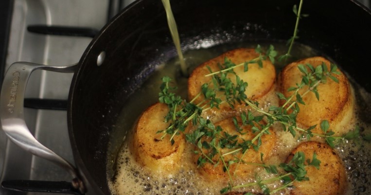 Τραγανές πατάτες φοντάν στο τηγάνι με βούτυρο. Οι πιο νόστιμες πατάτες που έχεις δοκιμάσει ποτέ 