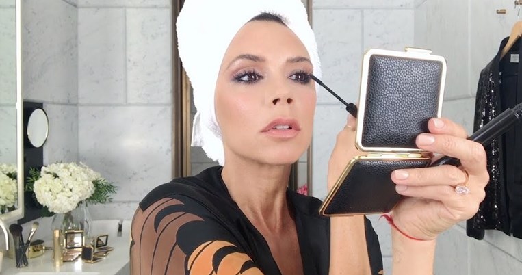 Το βλέμμα που μαγνητίζει: Η Βικτόρια Μπέκαμ σου δείχνει το 5λεπτο μακιγιάζ για το κόκκινο χαλί 