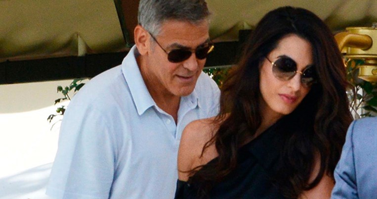 Η Αμάλ Κλούνεϊ φόρεσε την πιο σικ ριγέ παντελόνα για βόλτα με τα δίδυμα 