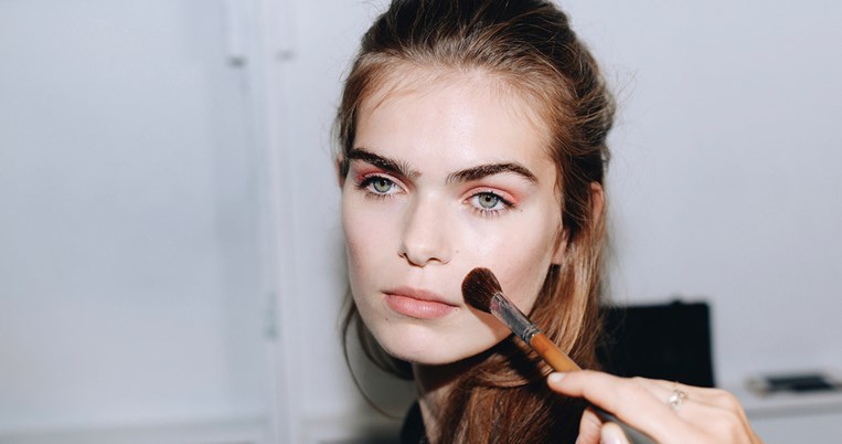 Ένα μοντέλο σου λέει πώς να διώξεις τις διχρωμίες και να κάνεις αλαβάστρινη την επιδερμίδα σου