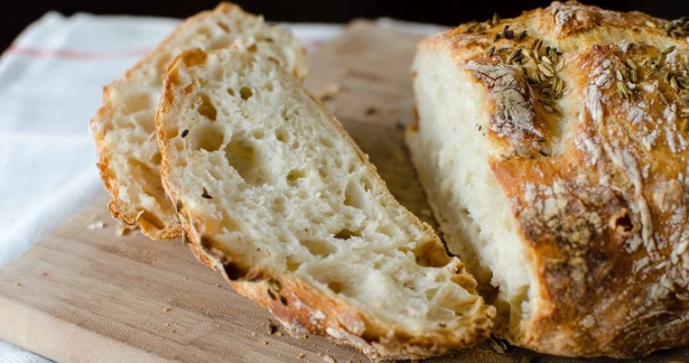 Το πιο τραγανό και εύκολο ψωμί κατσαρόλας χωρίς ζύμωμα 