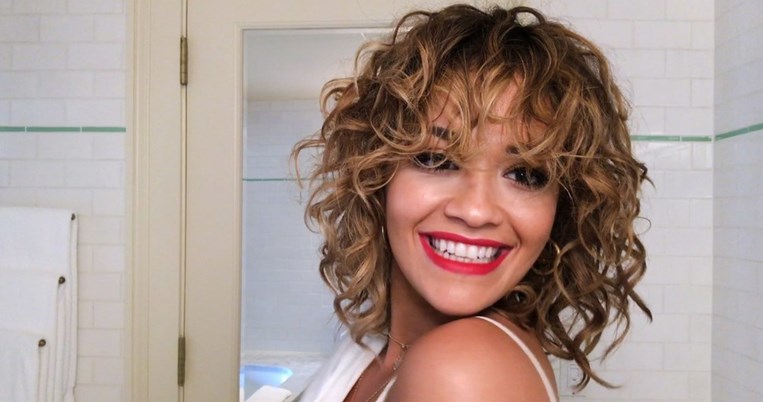 Η Ρίτα Όρα σου δείχνει πώς να διώξεις τη μέρα από πάνω σου και να κάνεις ένα βραδινό μακιγιάζ 