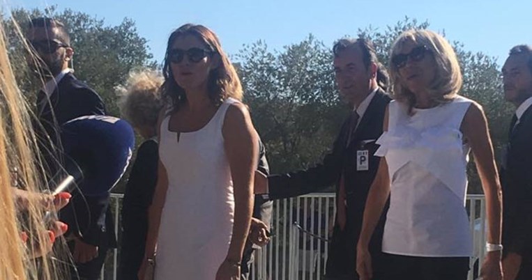 Μπέτυ Μπαζιάνα, Μπριζίτ Τρονιέ: Στα λευκά οι δύο πρώτες κυρίες. Η πρώτη φωτό