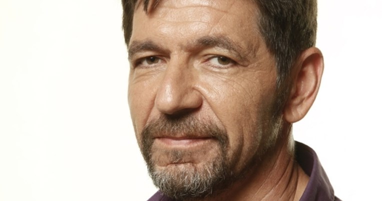 Ο Γεράσιμος Σκιαδαρέσης ποζάρει από την παραλία με τον δεκάχρονο γιο του