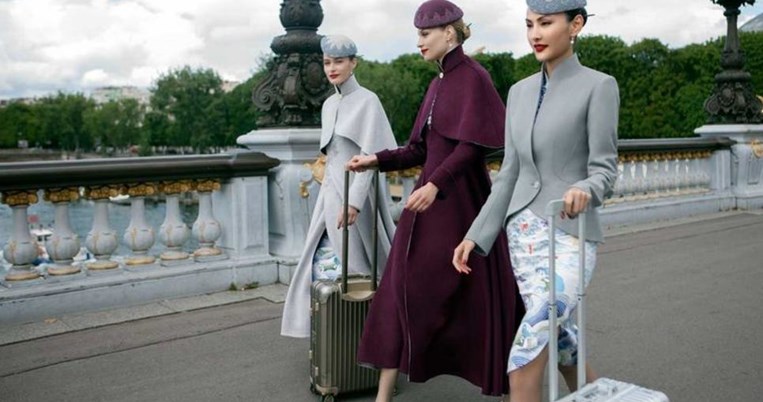 Κινεζική αεροπορική εταιρία ντύνει τις αεροσυνοδούς της με στολές υψηλής ραπτικής