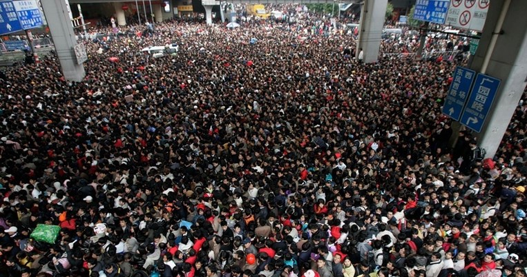 Eκατό χιλιάδες άνθρωποι παγιδευμένοι σε σταθμό τρένων στην Κίνα