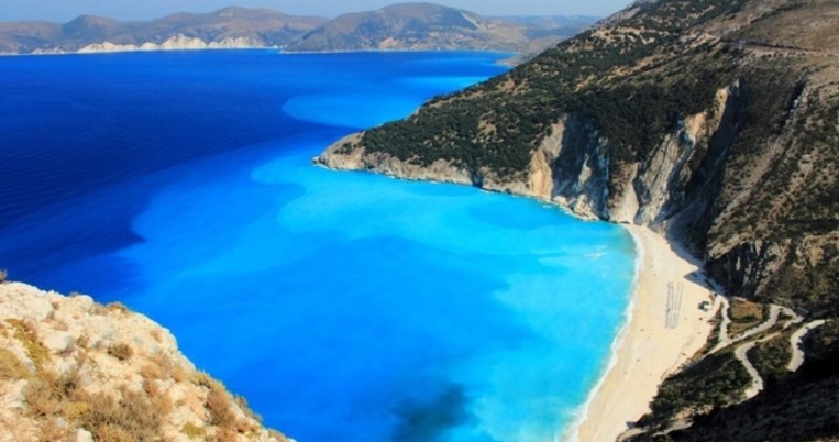 Η εντυπωσιακότερη παραλία της Ελλάδας μόλις έχασε την Γαλάζια Σημαία