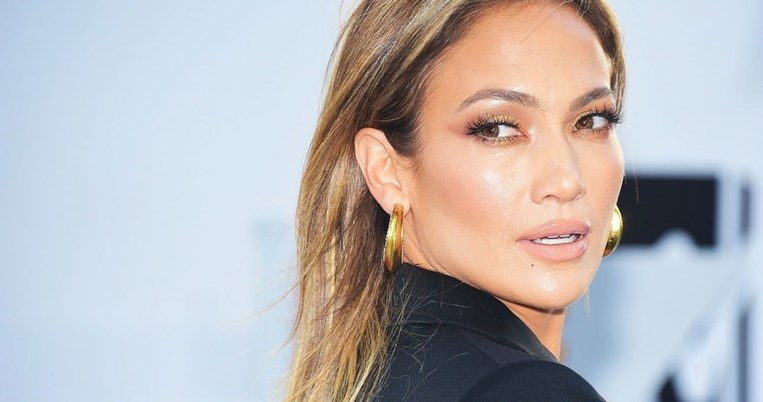 Η Τζένιφερ Λόπεζ φόρεσε τα sneakers που κάνουν μπαμ από μακριά. Σε άλλους αρέσουν σε άλλους όχι