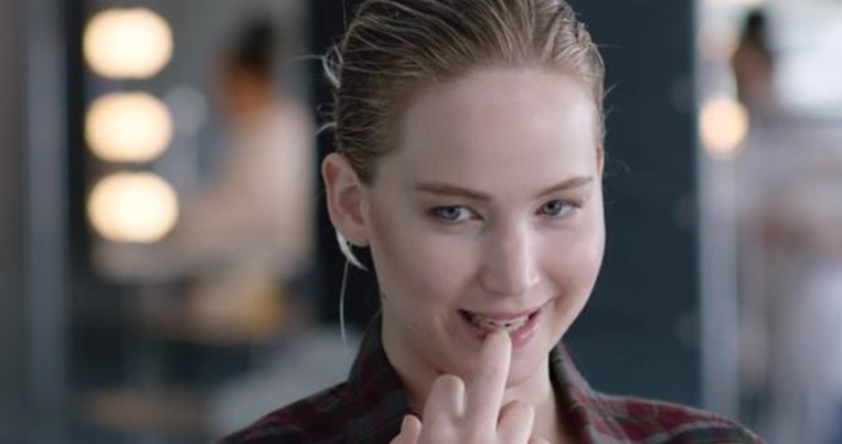 Το αστείο παρασκήνιο της φωτογράφισης της Τζένιφερ Λόρενς για το τεύχος Σεπτεμβρίου της Vogue 