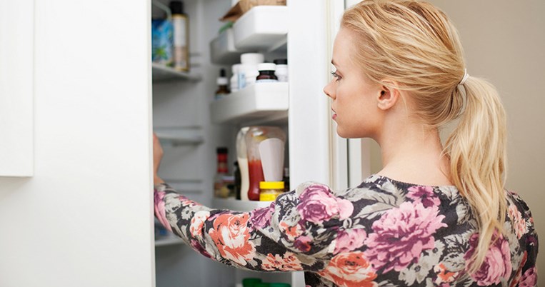 9 προϊόντα ομορφιάς που πρέπει να έχετε πάντα στο ψυγείο