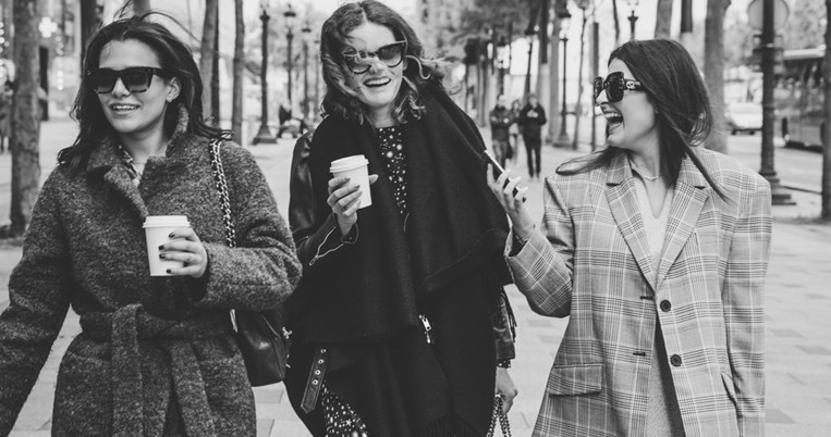 Μπαίνεις μόνη και βγαίνεις με παρέα. Καινούργια πλατφόρμα σου βρίσκει περισσότερα από έναν σύντροφο