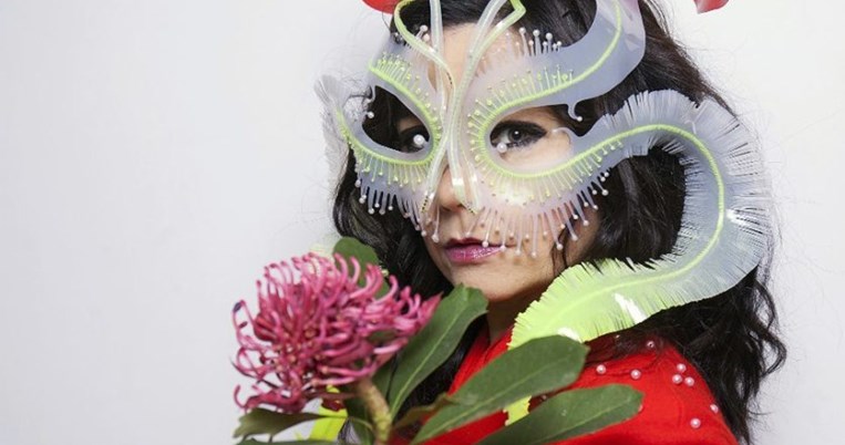 Δείτε πώς έφτιαξε γαζί-γαζί ο οίκος Gucci το εκπληκτικό φόρεμα της Bjork για το νέο της βίντεο 