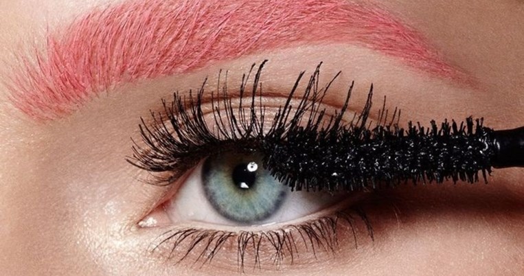 Είναι γεγονός: Η πρώτη υβριδική μάσκαρα είναι εδώ και θα κολλήσεις μαζί της 