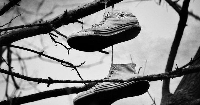 Τι είναι το shoefiti, το ανατριχιαστικό φαινόμενο των κρεμασμένων sneaker στα σύρματα της ΔΕΗ