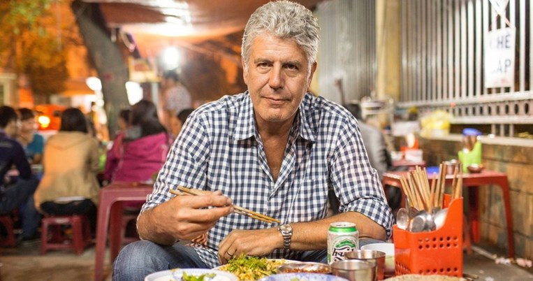 Ο Anthony Bourdain σου λέει τι να μην φας ποτέ από το μενού των αεροπλάνων