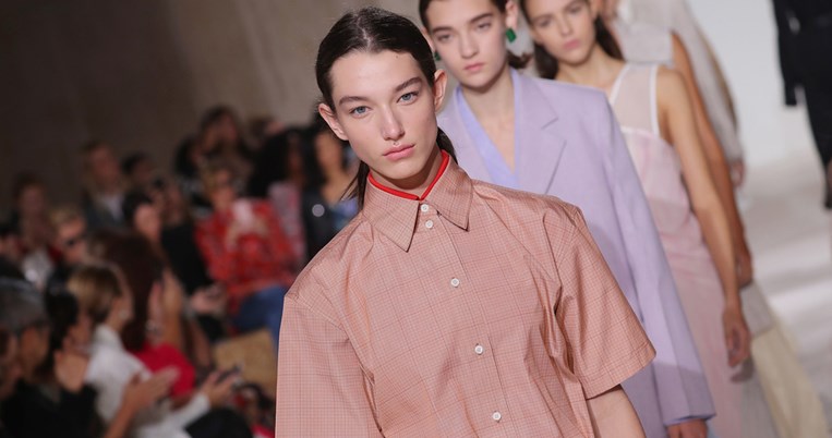 Γιατί αυτές οι φούστες της Victoria Beckham θα ντύσουν τις μέρες μας το καλοκαίρι του 2018 