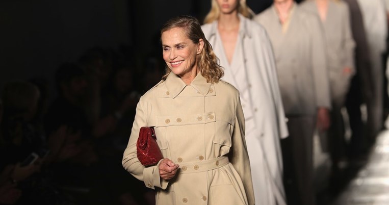 Πώς η θρυλική Lauren Hutton έσπασε ακόμα ένα ρεκόρ στον κόσμο της μόδας