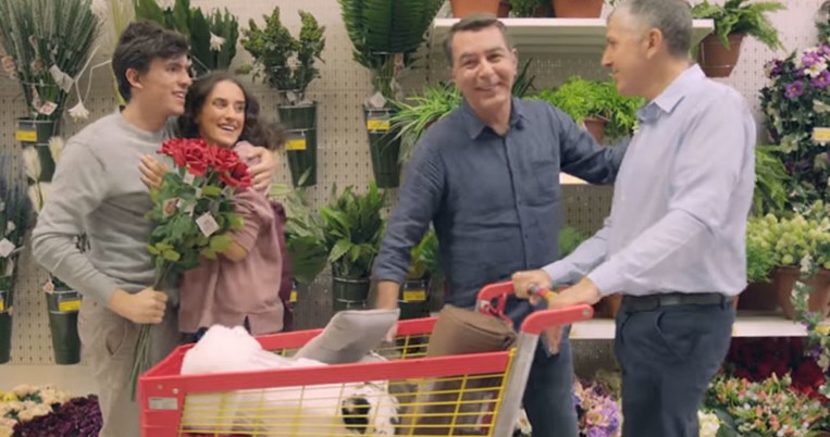 Τα Jumbo κυκλοφόρησαν την πρώτη ελληνική διαφήμιση με γκέι ζευγάρι