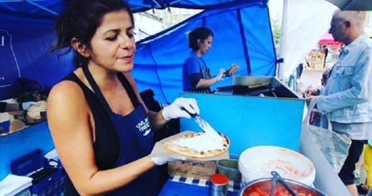 Η Ελληνίδα που έχει κάνει τους Λονδρέζους να στηθούν για ώρα στην ουρά για ένα σουβλάκι