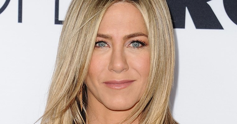 Η Τζένιφερ Άνιστον συνδύασε υπέροχα τη γυμνή φούστα, το μεγαλύτερο trend του φετινού χειμώνα