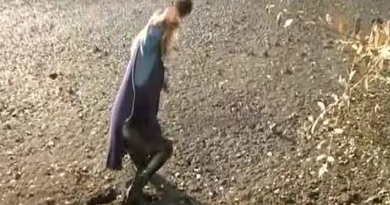 Η αμηχανία του ζωντανού ρεπορτάζ. Δημοσιογράφος βουλιάζει on air μέσα στη λίμνη Καστοριάς