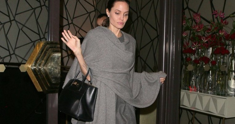 H Αngelina Jolie εμφανίστηκε με το αναπαυτικό τακούνι που όλα τα fashion κορίτσια φοράνε