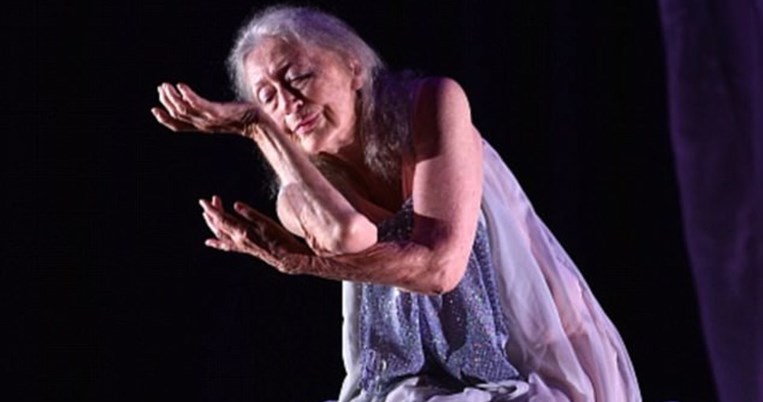 Η ξεχωριστή περίπτωση της χορεύτριας που έκλεισε τα 102 της χρόνια και δε σκοπεύει να τα παρατήσει